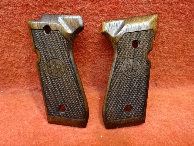 最終値下げ！マルイ　ベレッタ M9A1ガスブロ　レーザーライト、実銃グリップ付き TOKYOマルイ ベレッタ M9A1ガスブロ レーザーライト、実銃グリップ付き