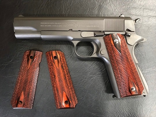 M1911 ガバメント用ターゲットグリップ　新品 TARGET限定 RIGHT 1911用メタルグリップ ダイヤモンドパイソン