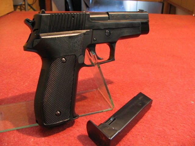 【成約済:マツさん】SIGP226ハンドガン弾倉2本、ホルスター付き(エアガン) imgrc0073728067.jpg