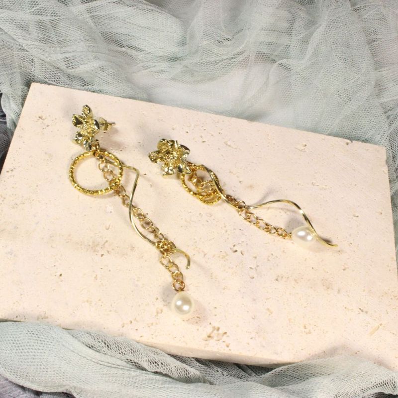 Gold Flowers Earrings for pierced ears