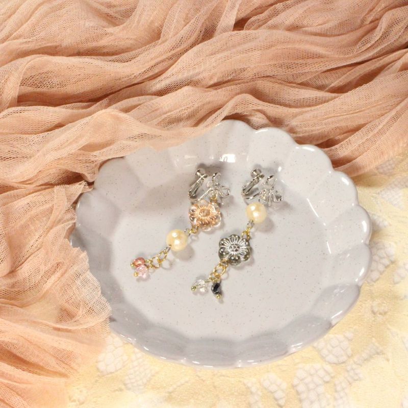 Czech Glass Flowers Beads & Cotton Pearls Clip-on Earrings　