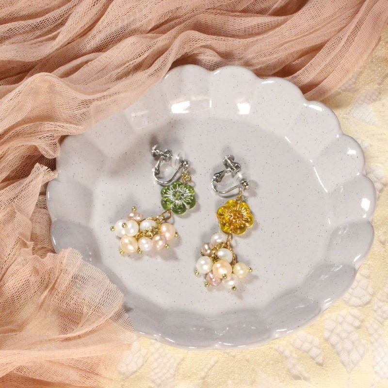 Czech Glass Flowers Beads & Freshwater Pearls Clip-on Earrings　