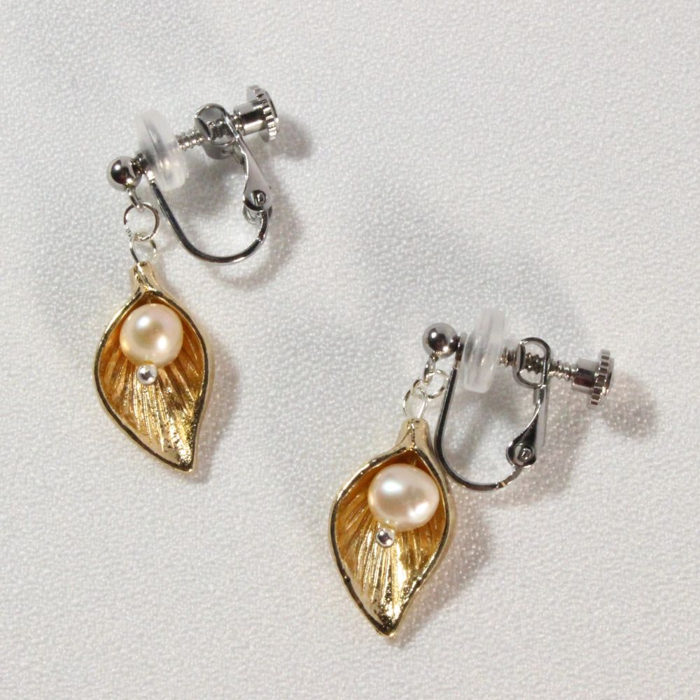 Calla lily Clip-on Earrings　