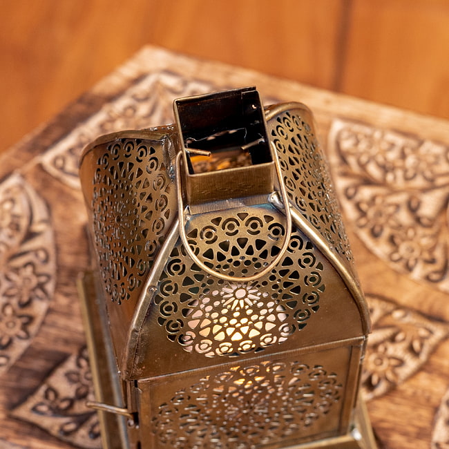 モロッコスタイルの透かし彫りLEDキャンドルランタン［ロウソク風LEDキャンドル付き］