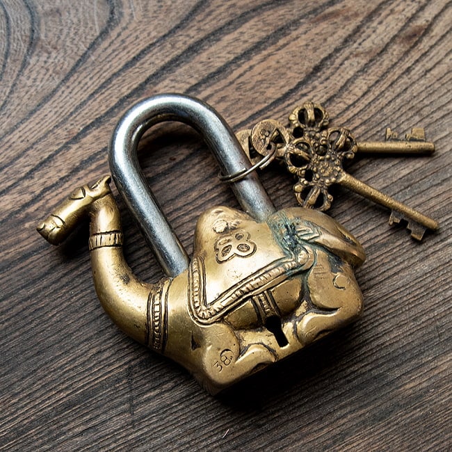 鍵の形が特徴的で装飾性に富むチベットの黄銅製アンティーク錠前６点 鍵の形が特徴的で装飾性に富むチベットの黄銅製アンティーク