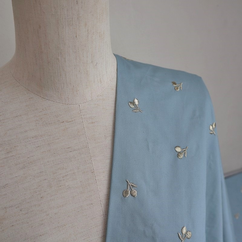 刺繍布 さくらんぼ柄 チェリー柄 綿 水色×ゴールド | 刺繍生地
