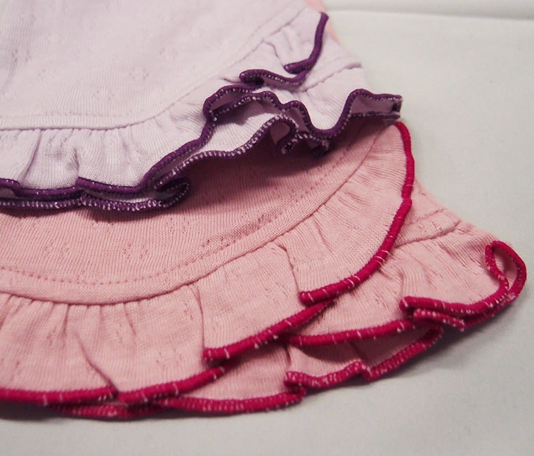 【在庫処分セール・さらにクーポン利用可】 伸縮性抜群綿100％ニコちゃん刺繍フリル10分丈モンキーパンツ　メール便可20