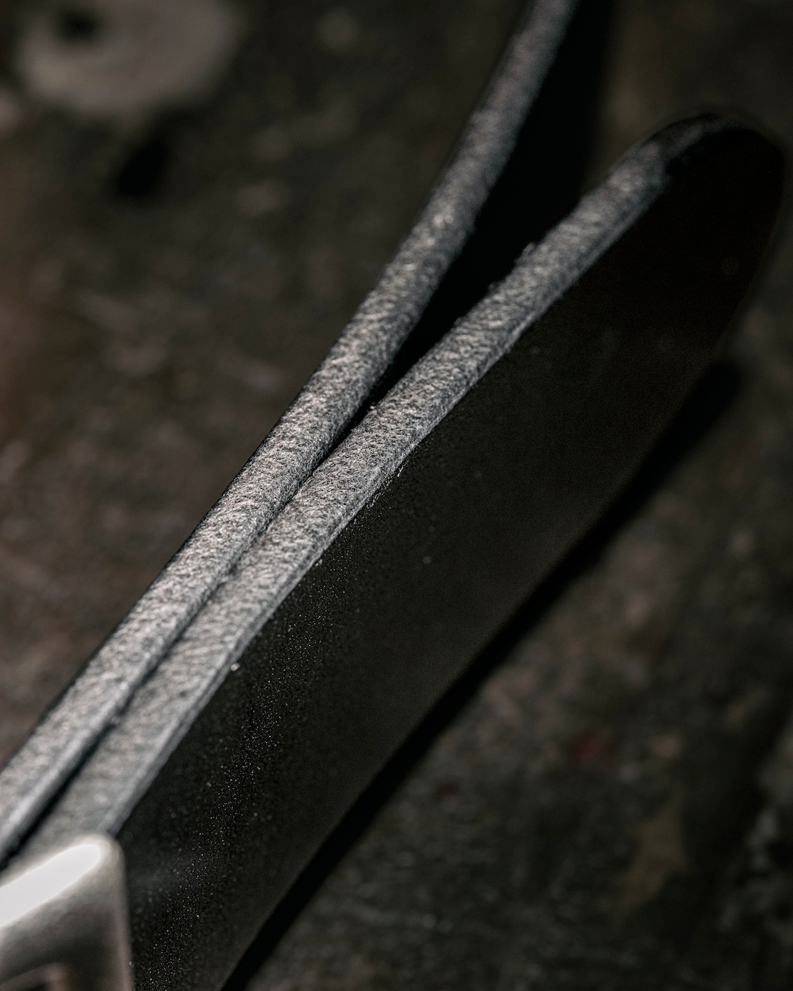 M / 33 denim on belt