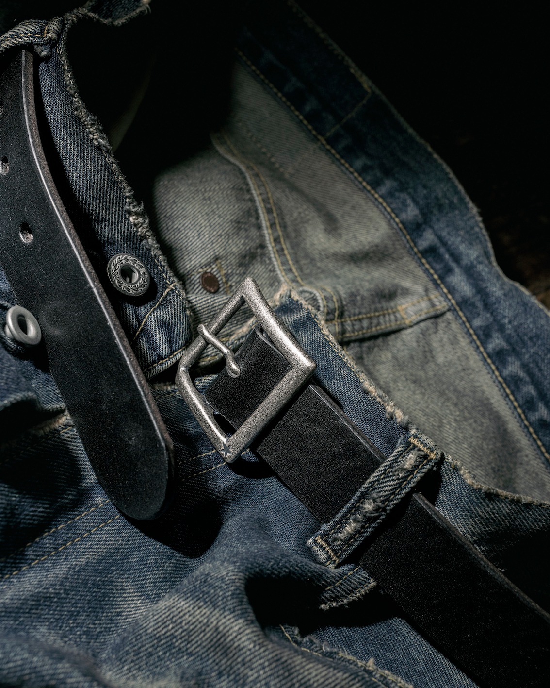 M / 33 denim on belt