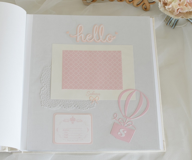 ベビーアルバムの最初のページを可愛くデコレーションします。あとは