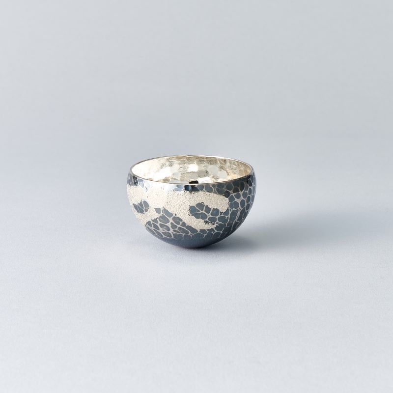 純銀 玉盃 つきみふじ「つき」黒 | 銀製品,酒器 | 森銀器製作所公式