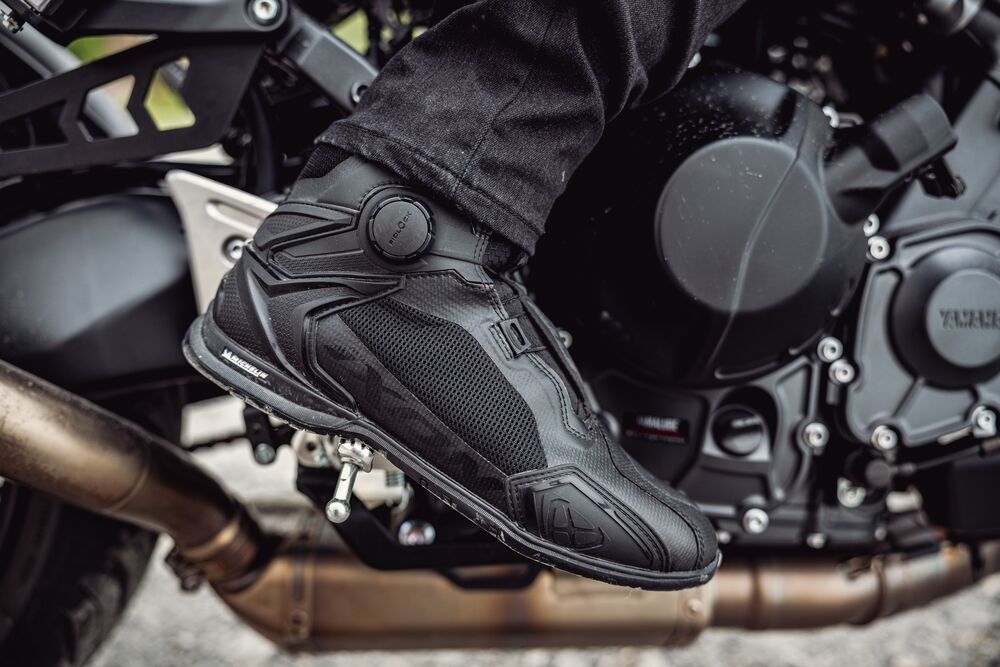 IXON (イクソン) BULL 2 AIR【ライディングシューズ】BLACK/WHITE