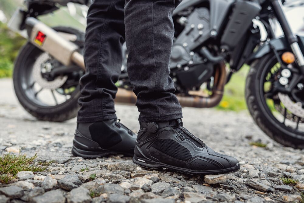 IXON (イクソン) BULL 2 AIR【ライディングシューズ】BLACK/WHITE