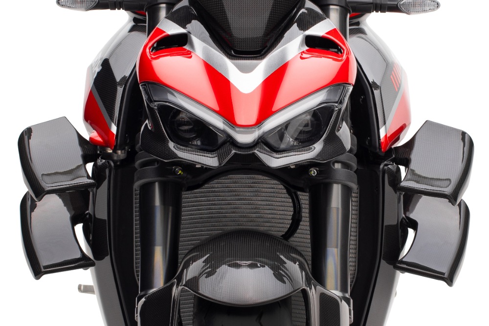 ストリートファイターv4sカーボンファイバー カウル ブラック スーパーネイキッド「ストリートファイターV4S」をモトコルセが