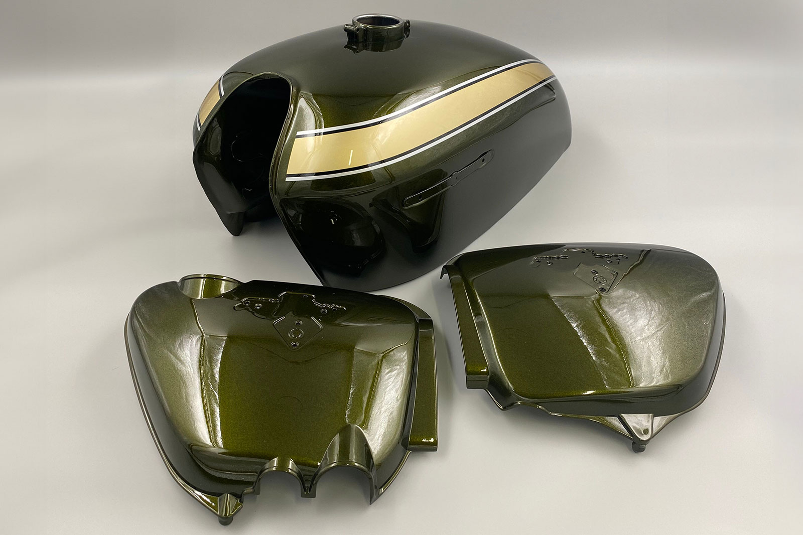 浅Vカップ・カスタム品！ウィリーズS80BK7S カスタムモデル 金メッキ キャンディバッカスオリーブカスタム タンク＆SCセット CB750K2 | 外装