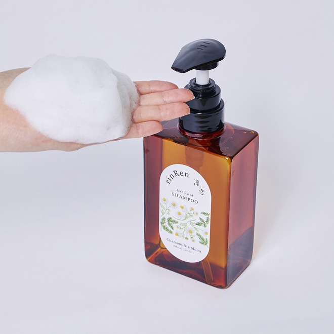 薬用シャンプー 詰替 凜恋（リンレン）薬用スカルプケア シャンプー カモミール＆モミ （詰め替え） 300mL 購入金額別特典あり 正規品 ヘアケア 天然 自然 ナチュラル 植物由来成分 ノンシリコン ハリ コシ 年齢に応じたケア 頭皮ケア フケ 痒み 血行促進 育毛 rinRen