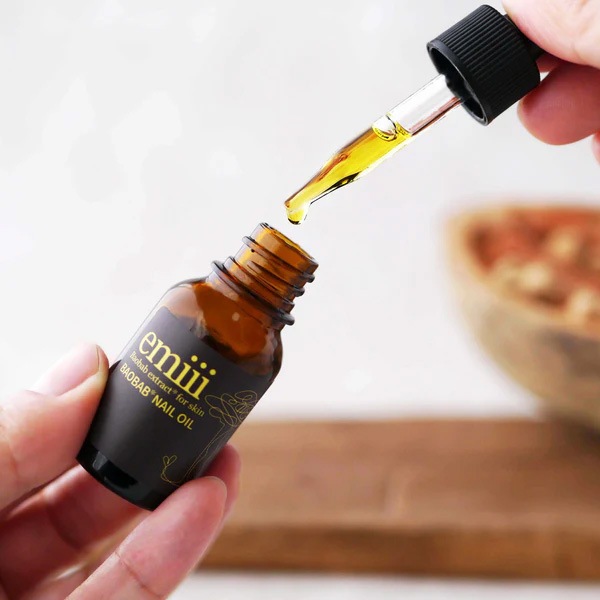 ネイルオイル emiii エミィ バオバブネイルオイル 8ml 正規品 ローズ＆ラベンダーの香り クロモジ オーガニックバオバブ種子オイル 日本製 ネイルケア 指先・爪用美容液 高保湿 天然 ナチュラル ノンケミカル 目元・口元・唇にも使える 植物由来原料