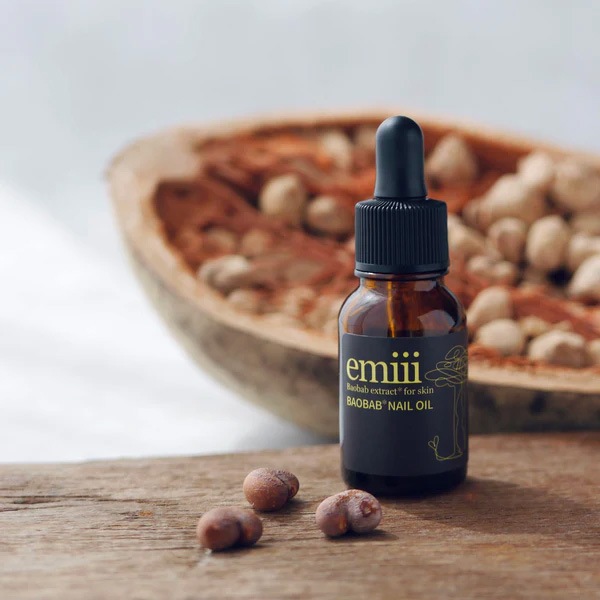 ネイルオイル emiii エミィ バオバブネイルオイル 8ml 正規品 ローズ＆ラベンダーの香り クロモジ オーガニックバオバブ種子オイル 日本製 ネイルケア 指先・爪用美容液 高保湿 天然 ナチュラル ノンケミカル 目元・口元・唇にも使える 植物由来原料