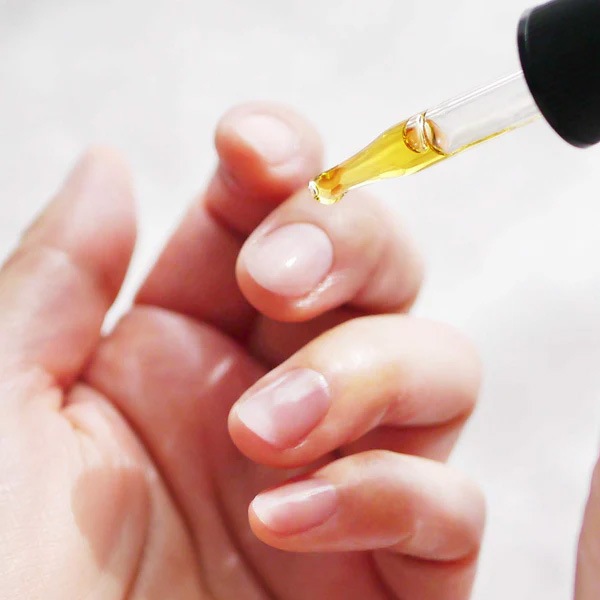 ネイルオイル emiii エミィ バオバブネイルオイル 8ml 正規品 ローズ＆ラベンダーの香り クロモジ オーガニックバオバブ種子オイル 日本製 ネイルケア 指先・爪用美容液 高保湿 天然 ナチュラル ノンケミカル 目元・口元・唇にも使える 植物由来原料