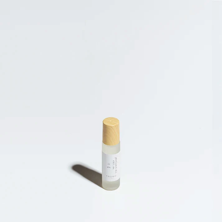 携帯アロマ フローモアロマ パフューム オイル ロールオン 10ml 正規品 無添加 天然 ピュアオイル 保湿オイル 植物 花 葉 果実 木 天然精油 こめかみ 耳の後ろ 塗る ロールオン ストレス 緊張 リラックス FROMO AROMA