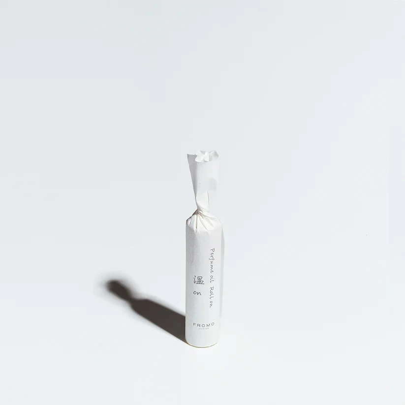 携帯アロマ フローモアロマ パフューム オイル ロールオン 10ml 正規品 無添加 天然 ピュアオイル 保湿オイル 植物 花 葉 果実 木 天然精油 こめかみ 耳の後ろ 塗る ロールオン ストレス 緊張 リラックス FROMO AROMA