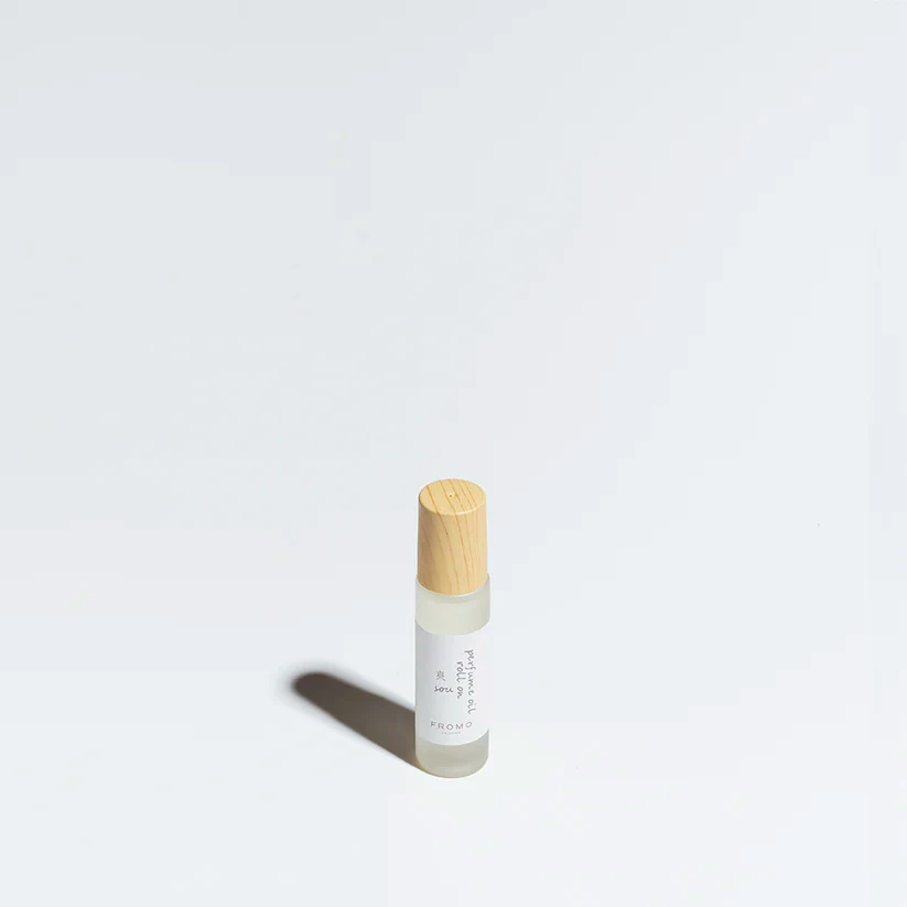 携帯アロマ フローモアロマ パフューム オイル ロールオン 10ml 正規品 無添加 天然 ピュアオイル 保湿オイル 植物 花 葉 果実 木 天然精油 こめかみ 耳の後ろ 塗る ロールオン ストレス 緊張 リラックス FROMO AROMA