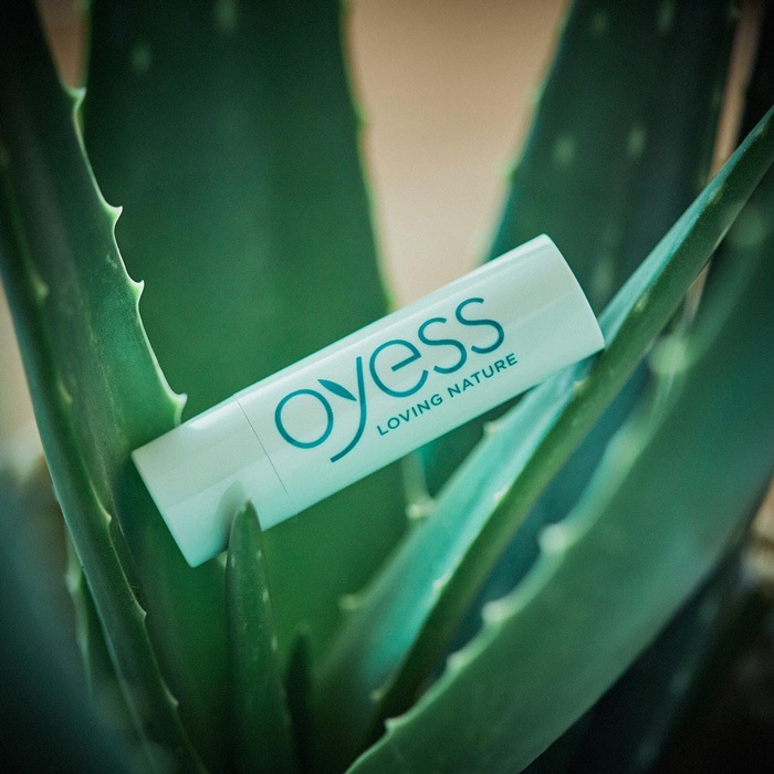 リップクリーム  OYESS（オーイエス） リップクリーム 4.8g オーガニック原料 正規品 ドイツ製 ナチュラルリップクリーム リップケア エコサートCOSMOS認証 クルエルティフリー クライメイトニュートラル認証 ココナッツ アロエ スーパーフルーツ エクストラケア ハニー