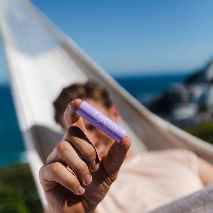 リップクリーム  OYESS（オーイエス） リップクリーム 4.8g オーガニック原料 正規品 ドイツ製 ナチュラルリップクリーム リップケア エコサートCOSMOS認証 クルエルティフリー クライメイトニュートラル認証 ココナッツ アロエ スーパーフルーツ エクストラケア ハニー