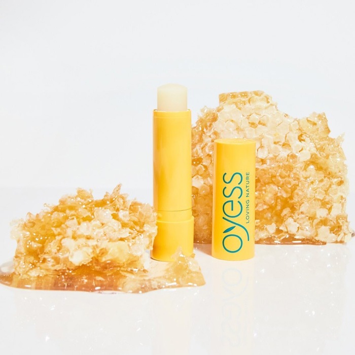 リップクリーム  OYESS（オーイエス） リップクリーム 4.8g オーガニック原料 正規品 ドイツ製 ナチュラルリップクリーム リップケア エコサートCOSMOS認証 クルエルティフリー クライメイトニュートラル認証 ココナッツ アロエ スーパーフルーツ エクストラケア ハニー