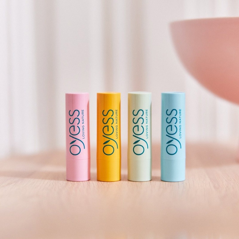 リップクリーム  OYESS（オーイエス） リップクリーム 4.8g オーガニック原料 正規品 ドイツ製 ナチュラルリップクリーム リップケア エコサートCOSMOS認証 クルエルティフリー クライメイトニュートラル認証 ココナッツ アロエ スーパーフルーツ エクストラケア ハニー