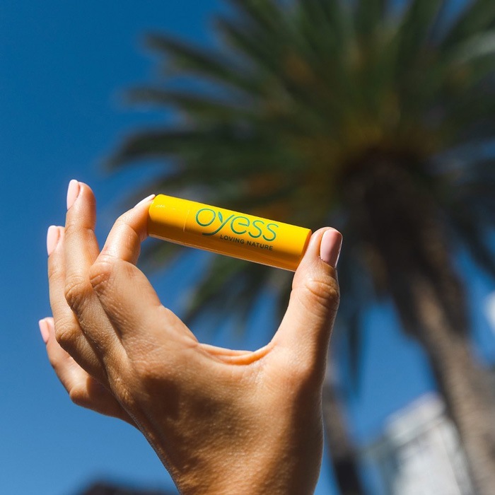 リップクリーム  OYESS（オーイエス） リップクリーム 4.8g オーガニック原料 正規品 ドイツ製 ナチュラルリップクリーム リップケア エコサートCOSMOS認証 クルエルティフリー クライメイトニュートラル認証 ココナッツ アロエ スーパーフルーツ エクストラケア ハニー