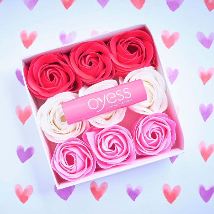 リップクリーム  OYESS（オーイエス） リップクリーム 4.8g オーガニック原料 正規品 ドイツ製 ナチュラルリップクリーム リップケア エコサートCOSMOS認証 クルエルティフリー クライメイトニュートラル認証 ココナッツ アロエ スーパーフルーツ エクストラケア ハニー