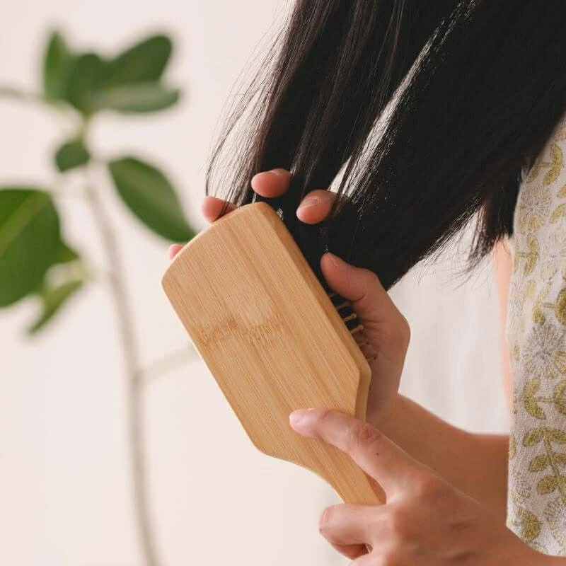 櫛 マナ オーガニックリビング バンブーヘアブラシ 正規品 竹櫛 竹クシ 竹製ヘアブラシ 孟宗竹 ツヤ髪 頭皮ブラシ 頭皮マッサージ 静電気防止 ヘッドスパ おしゃれ 天然素材 自然素材 mana. ORGANIC LIVING