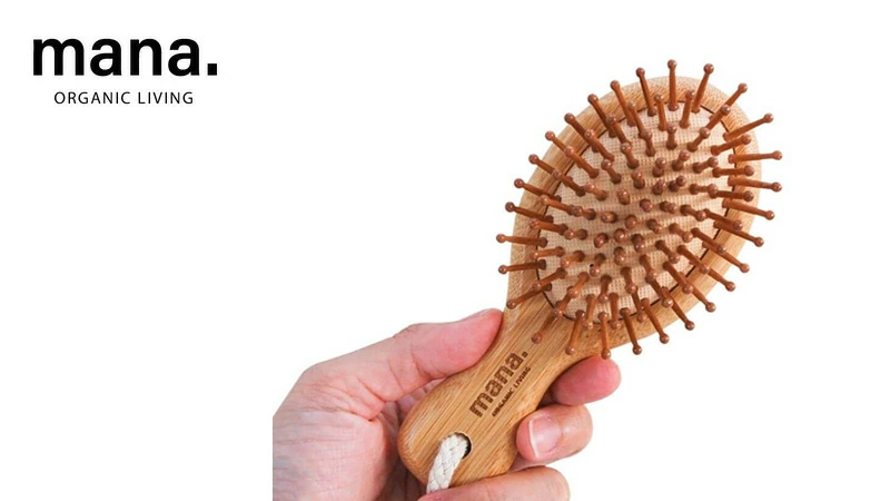 櫛 マナ オーガニックリビング バンブーヘアブラシmini 正規品 竹櫛 竹クシ 竹製ヘアブラシ 孟宗竹 ツヤ髪 頭皮ブラシ 頭皮マッサージ 静電気防止 ヘッドスパ おしゃれ 天然素材 自然素材 mana. ORGANIC LIVING