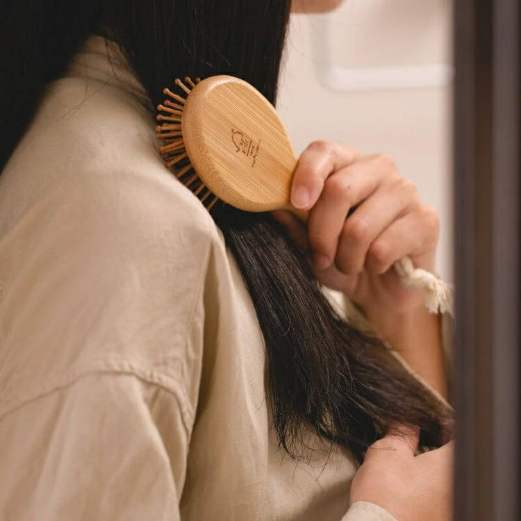 櫛 マナ オーガニックリビング バンブーヘアブラシmini 正規品 竹櫛 竹クシ 竹製ヘアブラシ 孟宗竹 ツヤ髪 頭皮ブラシ 頭皮マッサージ 静電気防止 ヘッドスパ おしゃれ 天然素材 自然素材 mana. ORGANIC LIVING