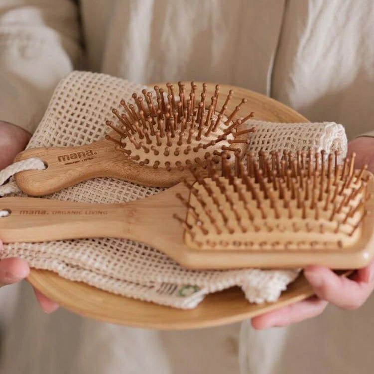 櫛 マナ オーガニックリビング バンブーヘアブラシmini 正規品 竹櫛 竹クシ 竹製ヘアブラシ 孟宗竹 ツヤ髪 頭皮ブラシ 頭皮マッサージ 静電気防止 ヘッドスパ おしゃれ 天然素材 自然素材 mana. ORGANIC LIVING