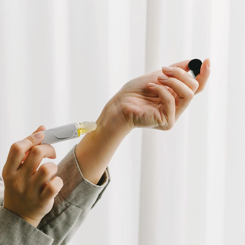 フレグランス HAA ロールオンアロマ 間の香 8ml 正規品 01 02 03 人工香料不使用 天然精油 天然香料 アロマオイル ボディオイル オイル香水 ホホバオイル 米ぬかオイル 持ち運び リラックス リフレッシュ 気分転換 ギフト プレゼント 日本製 ハー