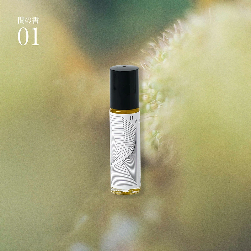 フレグランス HAA ロールオンアロマ 間の香 8ml 正規品 01 02 03 人工香料不使用 天然精油 天然香料 アロマオイル ボディオイル オイル香水 ホホバオイル 米ぬかオイル 持ち運び リラックス リフレッシュ 気分転換 ギフト プレゼント 日本製 ハー