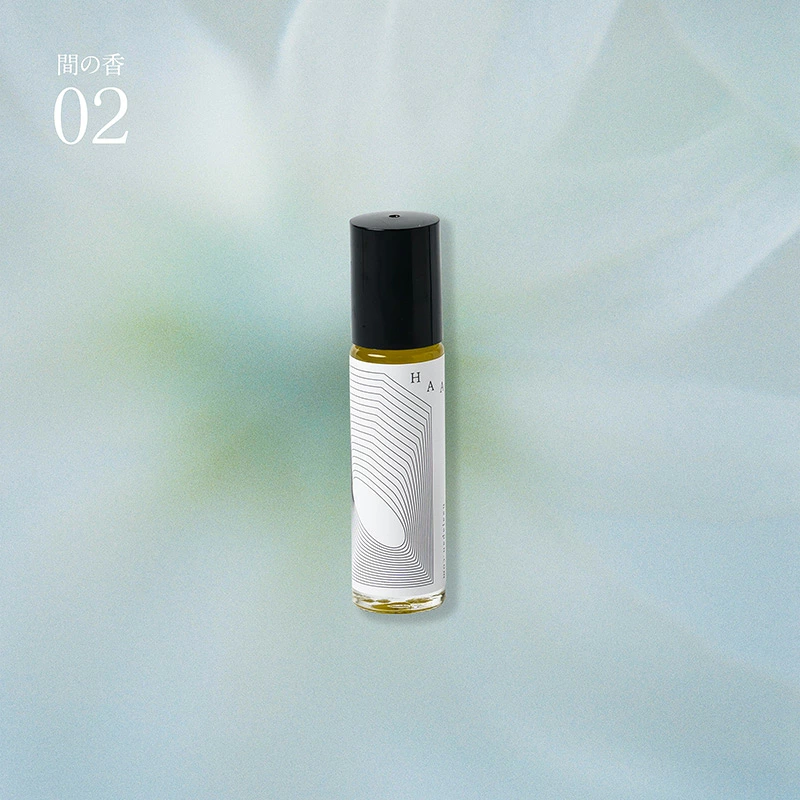 フレグランス HAA ロールオンアロマ 間の香 8ml 正規品 01 02 03 人工香料不使用 天然精油 天然香料 アロマオイル ボディオイル オイル香水 ホホバオイル 米ぬかオイル 持ち運び リラックス リフレッシュ 気分転換 ギフト プレゼント 日本製 ハー