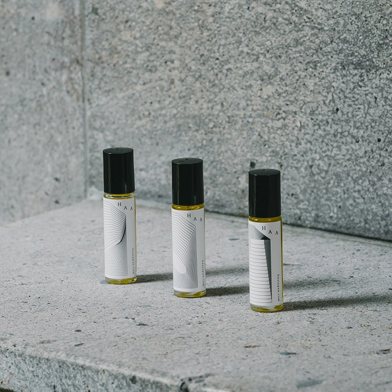 フレグランス HAA ロールオンアロマ 間の香 8ml 正規品 01 02 03 人工香料不使用 天然精油 天然香料 アロマオイル ボディオイル オイル香水 ホホバオイル 米ぬかオイル 持ち運び リラックス リフレッシュ 気分転換 ギフト プレゼント 日本製 ハー