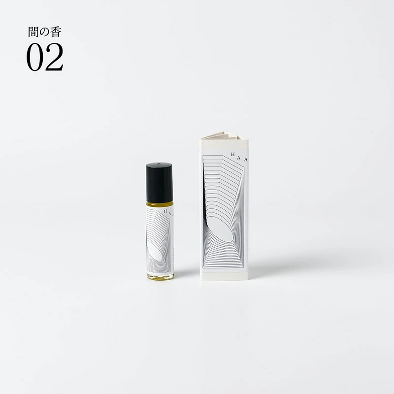 フレグランス HAA ロールオンアロマ 間の香 8ml 正規品 01 02 03 人工香料不使用 天然精油 天然香料 アロマオイル ボディオイル オイル香水 ホホバオイル 米ぬかオイル 持ち運び リラックス リフレッシュ 気分転換 ギフト プレゼント 日本製 ハー