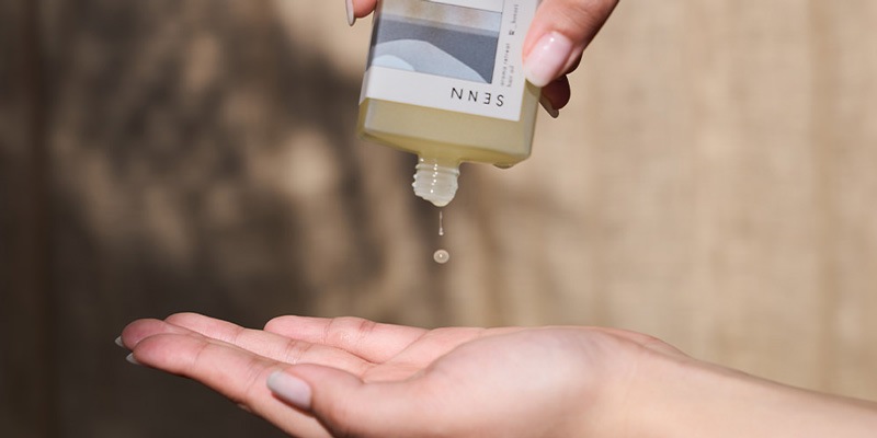 ヘアオイル SENN セン アロマリトリート  二層式ヘアオイル 45mL 実 畔 正規品 天然 ナチュラル ノンシリコン ヘアケア アロマ香る リラックス べたつかない うるおい補給 ダメージ補修 γ-ドコサラクトン 人工香料不使用 天然精油