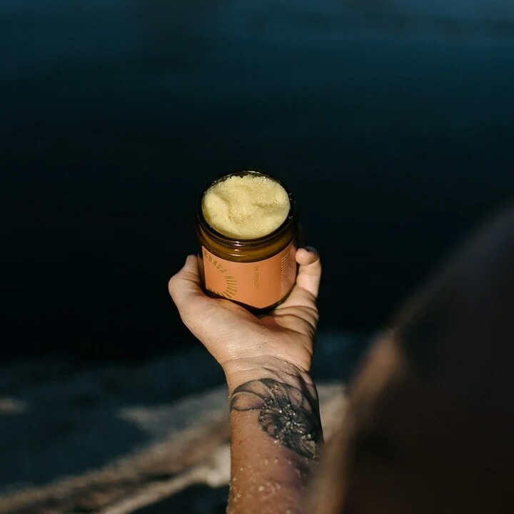 ボディスクラブ アーブアポセカリー シュガースクラブ（グァバの香り） 297g オーガニック 無添加 正規品 ボディケア 紫外線ダメージケア ムルムルバター グアバ種子油 シアバター ヘリクリサム 天然 ナチュラル ノンケミカル 自然 URB APOTHECARY