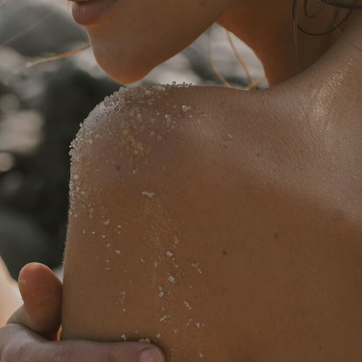 ボディスクラブ アーブアポセカリー シュガースクラブ（グァバの香り） 297g オーガニック 無添加 正規品 ボディケア 紫外線ダメージケア ムルムルバター グアバ種子油 シアバター ヘリクリサム 天然 ナチュラル ノンケミカル 自然 URB APOTHECARY