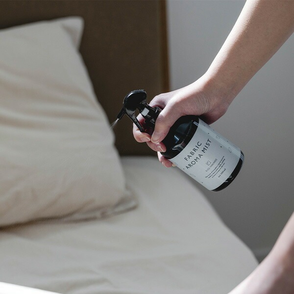 消臭スプレー クスハンドメイド くすのき ファブリック アロマミスト（つけかえ用） 300ml 正規品 詰替え用 天然 カンフル KUSU HANDMADE 防ダニ アロマスプレー 精油 クスノキ ナチュラルアロマ