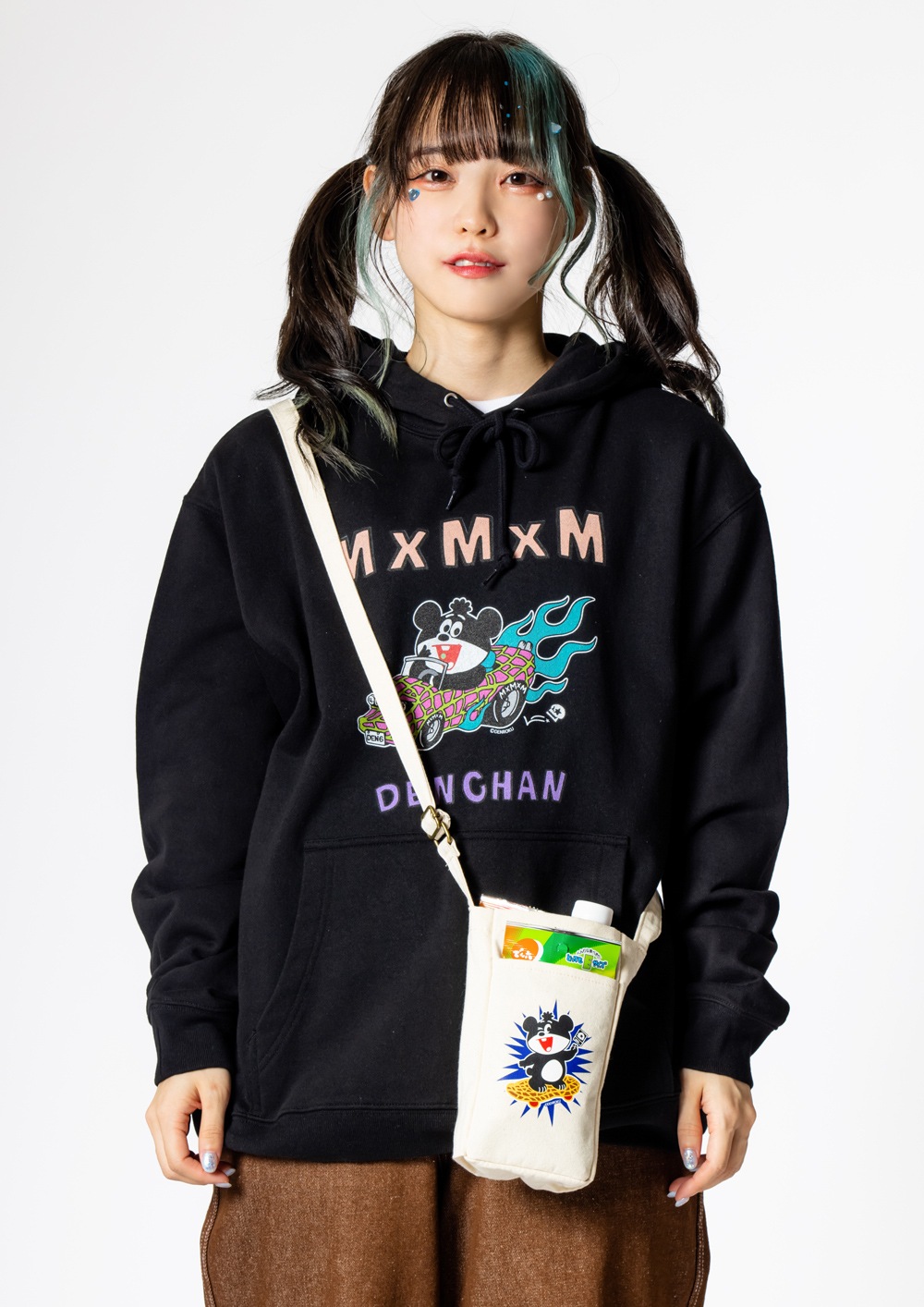 予約・10月納期] でん六 x MxMxM “ピーナッツの車とでんちゃん” HOODIE