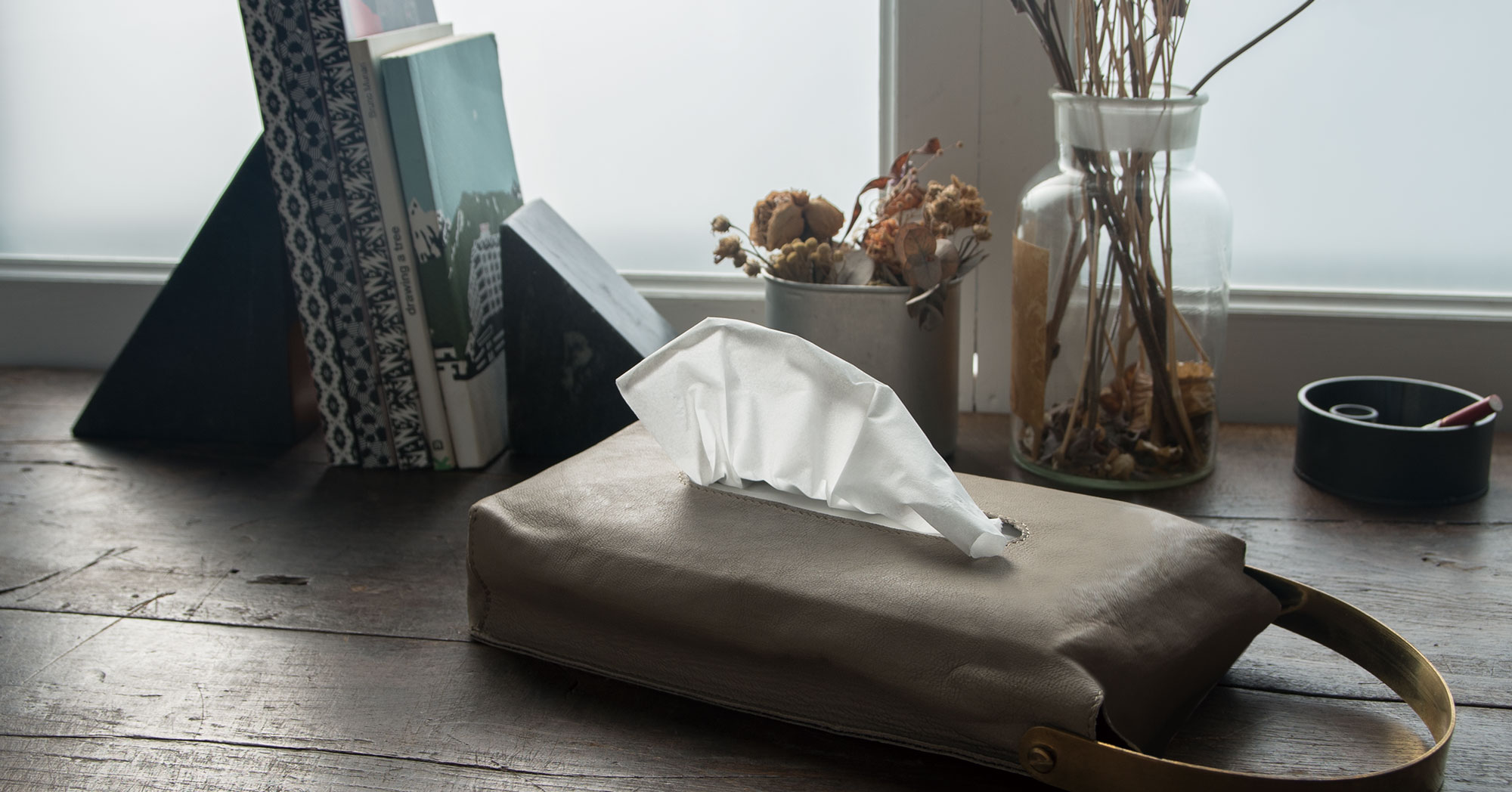LEATHER TISSUE COVER / Black