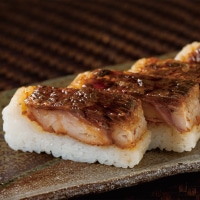 【鯉どころ常陸の国】鯉寿司1食分（1箱）　贈答品やお土産として。鯉の照り焼きを、茨城県産コシヒカリを使用したシャリで押し寿司に。タレづくりから鯉の仕込みまで、コモリ食品の職人がひとつひとつ丹念に仕上げた鯉寿司。