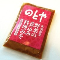【のとや野菜みそ鍋の味噌10袋入り】「能登豚野菜みそ鍋」、「能登牛野菜みそ鍋」で使用している煮込み料理味噌です。秘伝の味噌が、深みのある味わいをお届けします。包装は真空パックで旨みを逃がさずに密封しました。