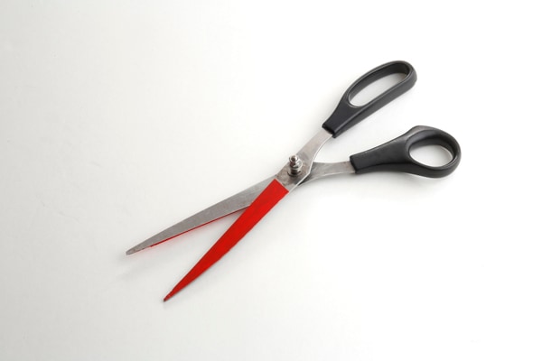 【鹿行未来研究所】「粘着テープ切断専用ハサミ」（赤ガニくん）。粘着テープなどを何回連続的に切っても、長いもの切っても粘着剤が刃に粘着せず、長く切れる。